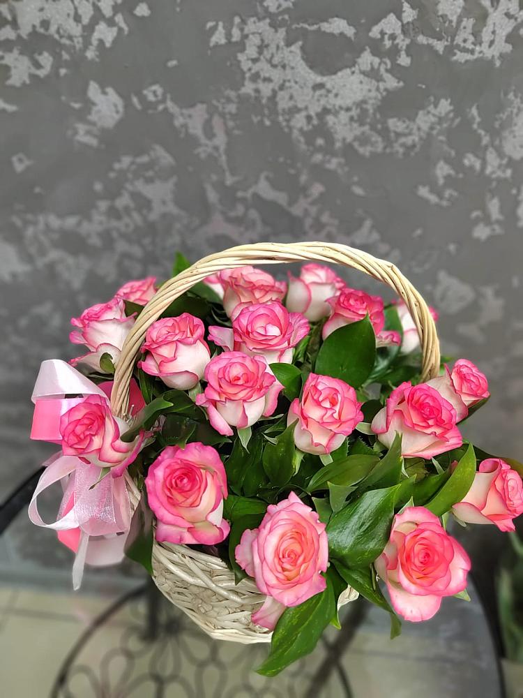 Цветочная композиция из Розы в корзине в Нижнекамске