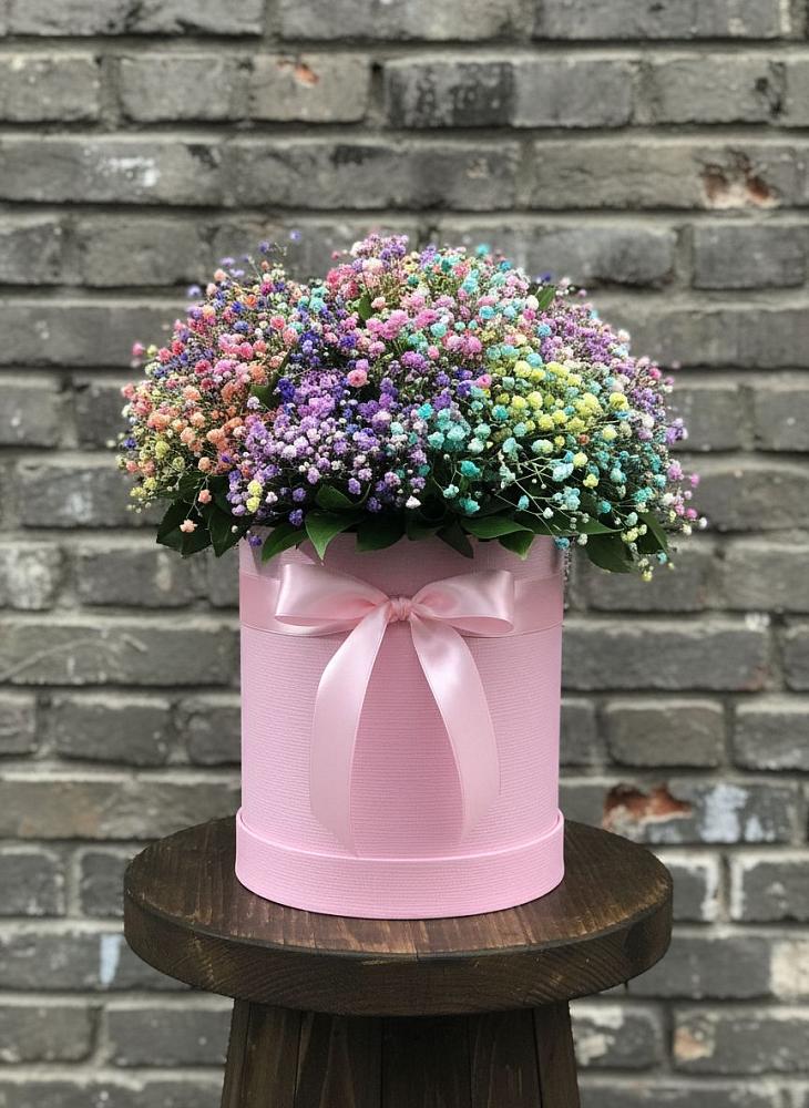 Цветочная композиция из Гипсофила и Розы в шляпной коробке в Нижнекамске