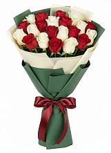 Букет Микс из красных и белых роз в Нижнекамске