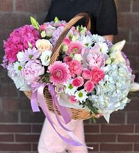 Композиция солнечный день в Нижнекамске Цветочная композиция из Розы, Хризантемы, Пионы и Лизиантусы в корзине в Нижнекамске