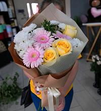 Букет цветов из:  Герберы, Розы и Хризантемы в Нижнекамске