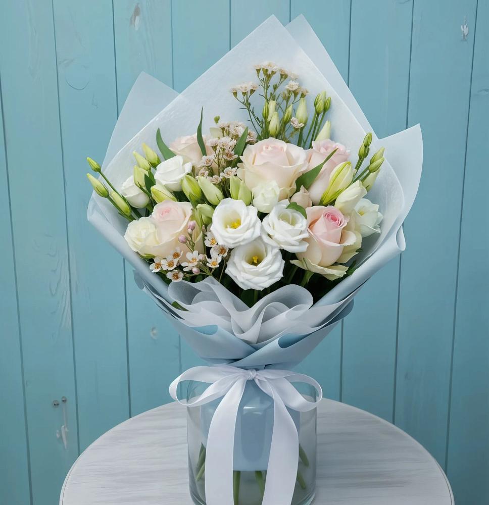 Букет цветов из: Розы и Лизиантусы в Нижнекамске