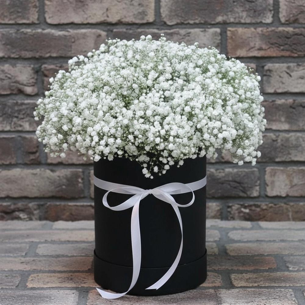 Цветочная композиция из Гипсофила в шляпной коробке в Нижнекамске