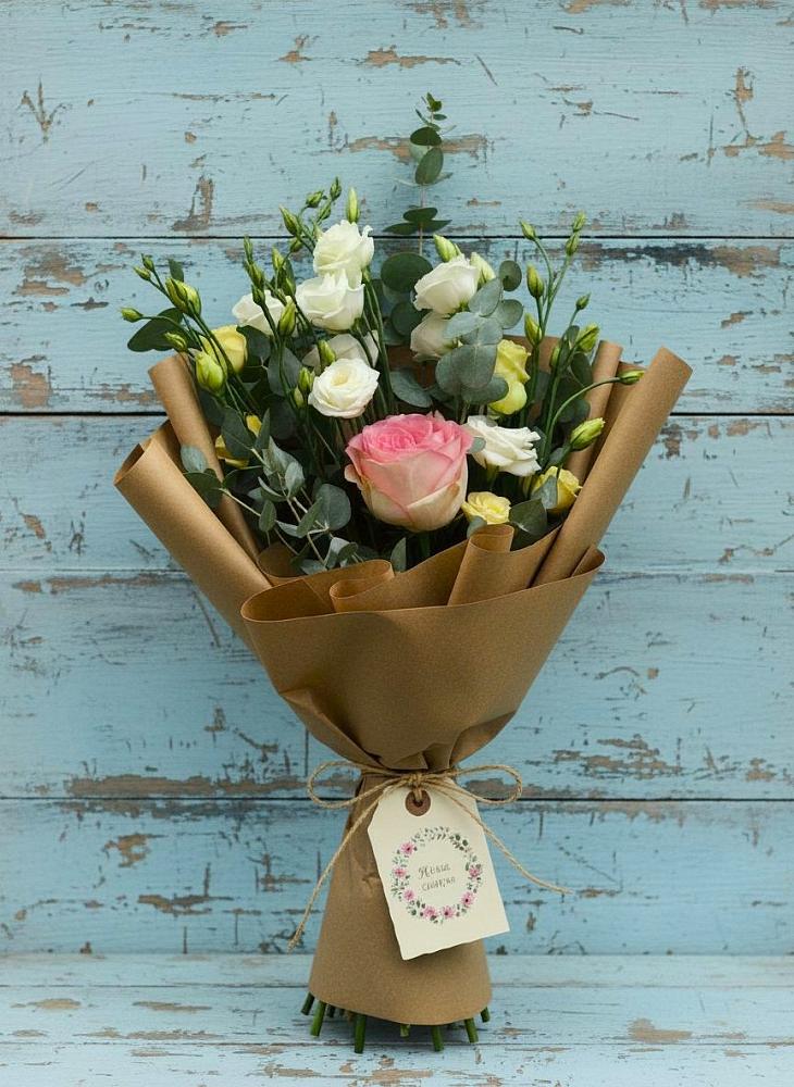 Букет цветов из: Розы и Лизиантусы в Нижнекамске