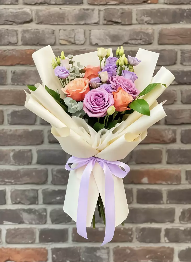 Букет цветов из: Лизиантусы и Розы в Нижнекамске