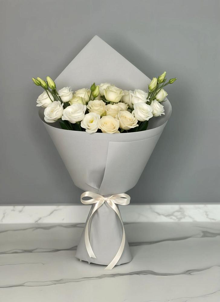 Букет цветов из: Розы и Лизиантусы в Нижнекамске