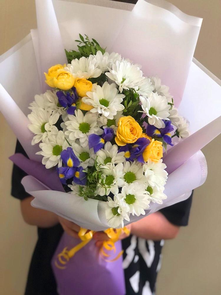Букет цветов из: Ирисы, Хризантемы и Розы в Нижнекамске