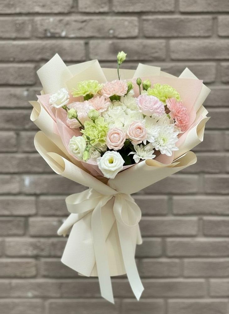 Букет цветов из: Гвоздики, Розы, Лизиантусы и Хризантемы в Нижнекамске