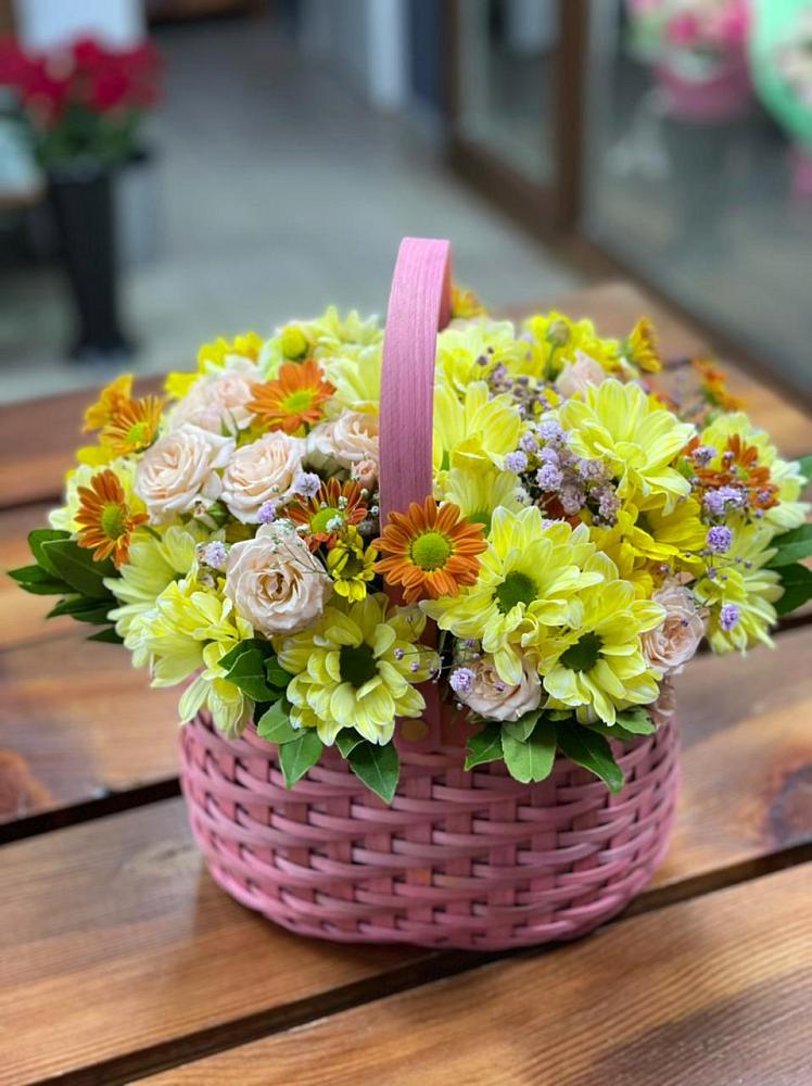 Цветочная композиция из Хризантемы и Розы в корзине в Нижнекамске