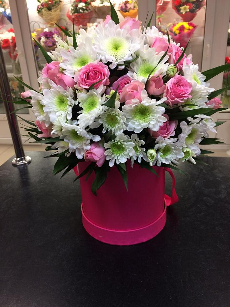 Цветочная композиция из Розы и Хризантемы в шляпной коробке в Нижнекамске