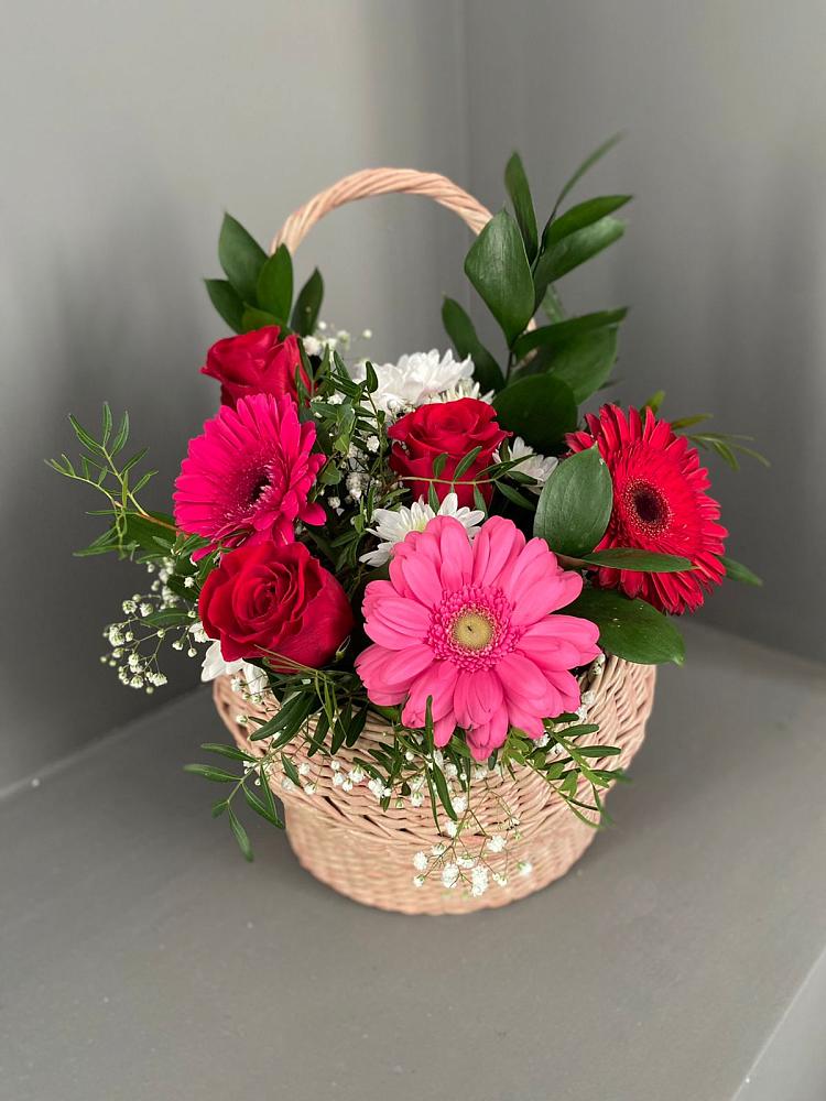 Цветочная композиция из Розы, Хризантемы и Герберы в корзине в Нижнекамске