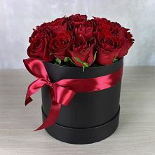 Цветочная композиция из Розы в шляпной коробке в Нижнекамске