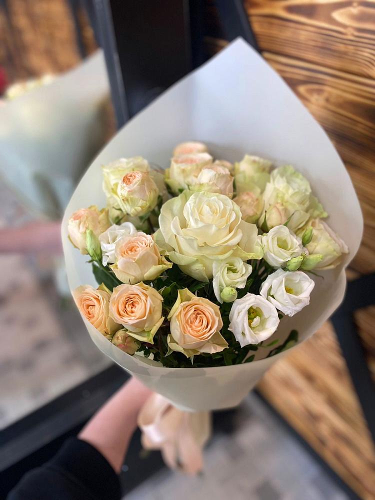 Букет цветов из: Розы и Лизиантусы в Нижнекамске