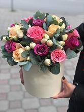 Цветочная композиция из Розы в шляпной коробке в Нижнекамске