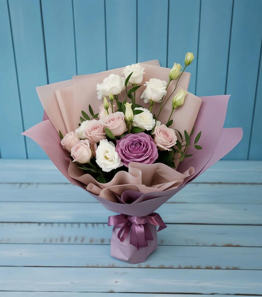 Букет цветов из: Розы и Лизиантусы в Нижнекамске